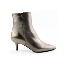 Carica l&#39;immagine nel visualizzatore di Gallery, Laminated ankle boots
