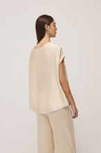Carica l'immagine nel visualizzatore di Gallery, Viscose blouse
