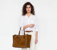 Carica l'immagine nel visualizzatore di Gallery, Suede shoulder bag
