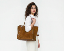 Carica l'immagine nel visualizzatore di Gallery, Suede shoulder bag
