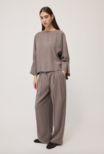 Carica l'immagine nel visualizzatore di Gallery, Blouse and trousers suit
