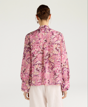 Carica l'immagine nel visualizzatore di Gallery, Silk printed shirt
